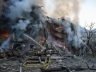 Пожежники працюють на місці житлового будинку, зруйнованого російським ракетним ударом і безпілотником, на тлі атаки Росії на Україну, у Києві, Україна, 24 травня 2026 року