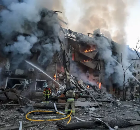 Пожежники працюють на місці житлового будинку, зруйнованого російським ракетним ударом і безпілотником, на тлі атаки Росії на Україну, у Києві, Україна, 24 травня 2026 року
