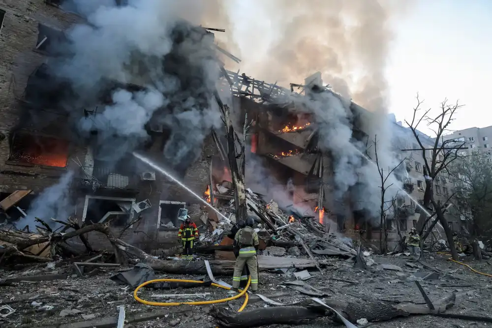 Пожежники працюють на місці житлового будинку, зруйнованого російським ракетним ударом і безпілотником, на тлі атаки Росії на Україну, у Києві, Україна, 24 травня 2026 року