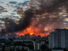 Після потужного російського авіаудару по Києву в Україні над містом на світанку в неділю, 24 травня 2026 року, піднімається дим