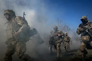 українська піхота змінює позицію переміщюючись за допомогою дрона