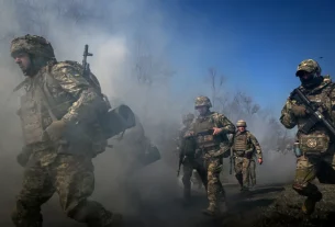 українська піхота змінює позицію переміщюючись за допомогою дрона