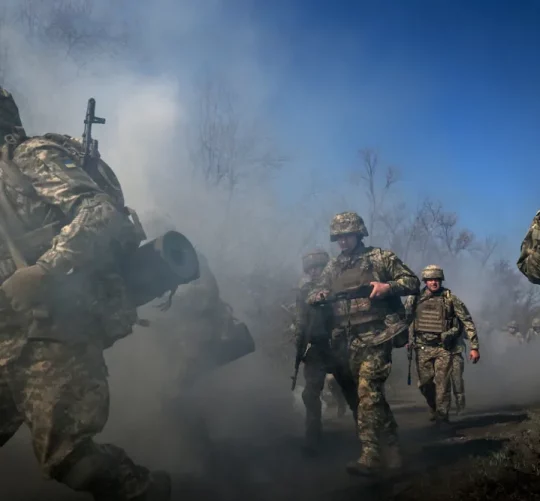 українська піхота змінює позицію переміщюючись за допомогою дрона