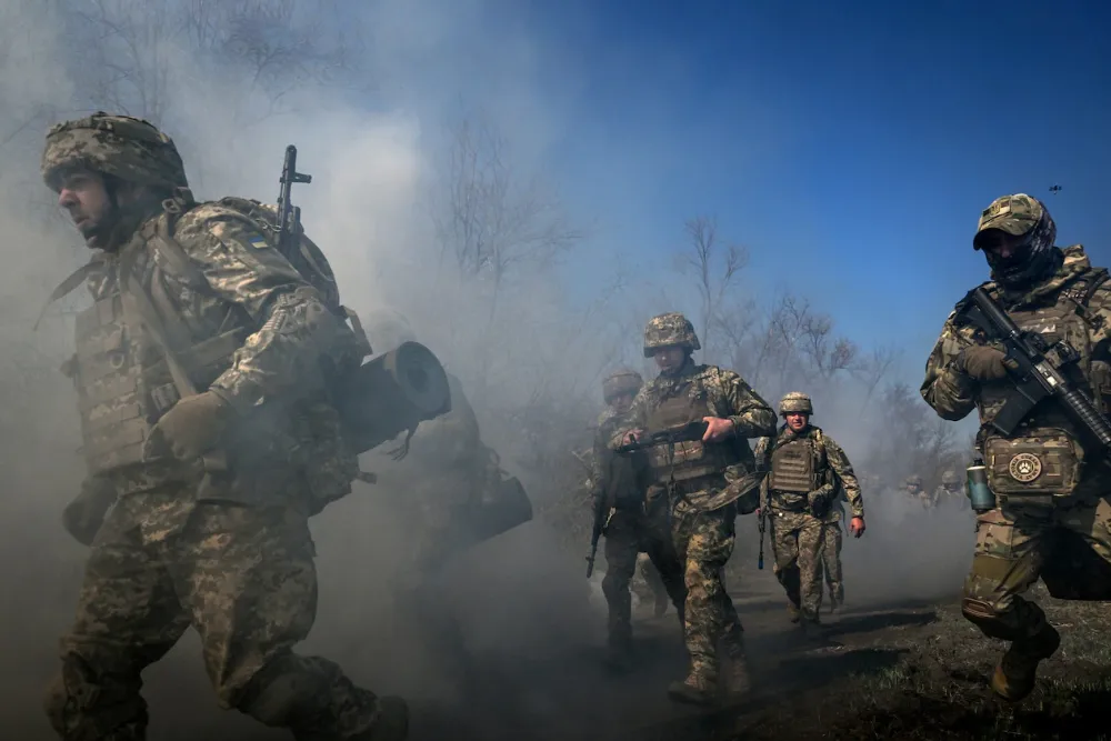 українська піхота змінює позицію переміщюючись за допомогою дрона
