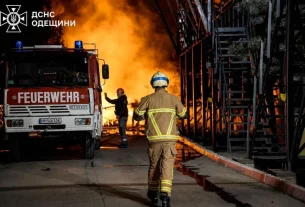Українська рятувальна служба реагує на пожежу в південній Одеській області України після російської атаки вночі в неділю, 3 травня 2026 року.