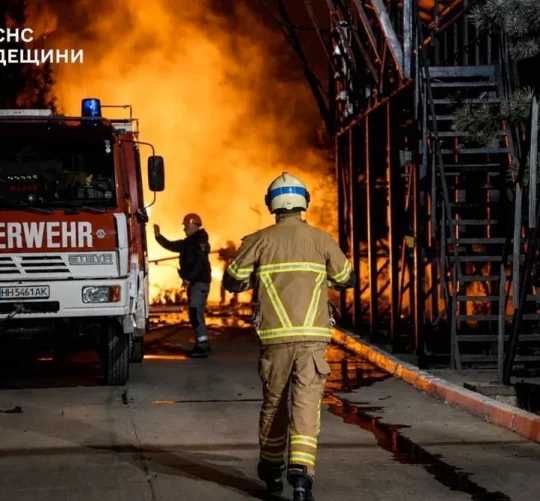 Українська рятувальна служба реагує на пожежу в південній Одеській області України після російської атаки вночі в неділю, 3 травня 2026 року.