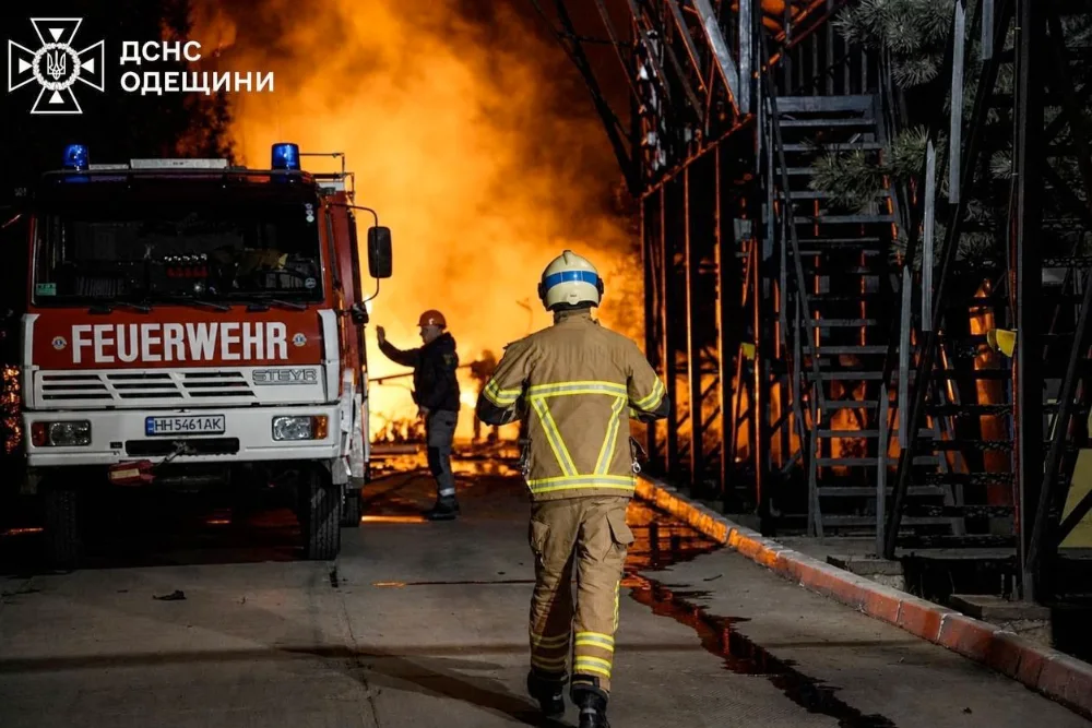 Українська рятувальна служба реагує на пожежу в південній Одеській області України після російської атаки вночі в неділю, 3 травня 2026 року.