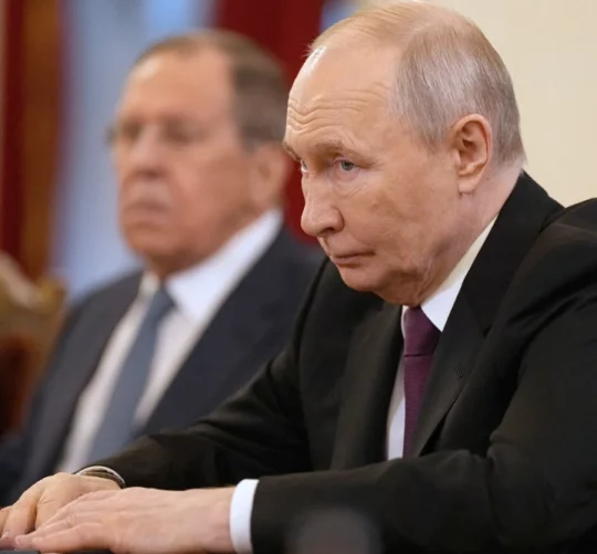 Президент Росії Володимир Путін бере участь у переговорах з міністром закордонних справ Ірану Аббасом Арагчі в Санкт-Петербурзі 27 квітня 2026 року