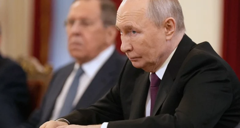 Президент Росії Володимир Путін бере участь у переговорах з міністром закордонних справ Ірану Аббасом Арагчі в Санкт-Петербурзі 27 квітня 2026 року
