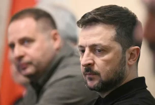 Андрій Єрмак на задньому фоні Володимира Зеленського