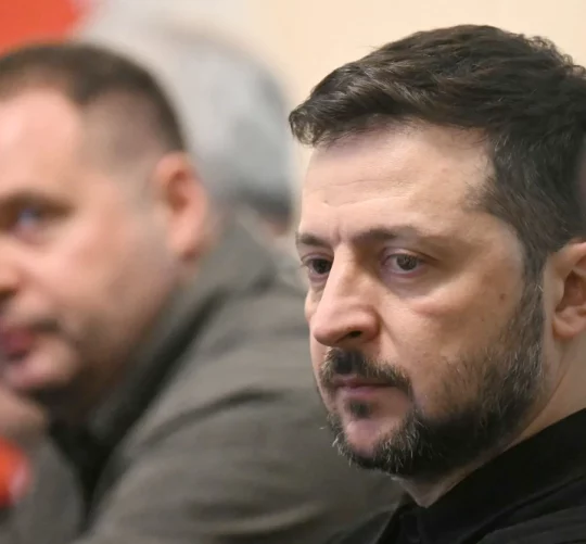 Андрій Єрмак на задньому фоні Володимира Зеленського