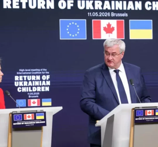 Голова зовнішньої політики ЄС Кая Каллас та міністр закордонних справ України Андрій Сибіха виступають на прес-конференції напередодні засідання високого рівня Міжнародної коаліції за повернення українських дітей у Брюсселі, 11 травня 2026 року