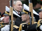 Володимир Путін на параді проходить військовий стрій