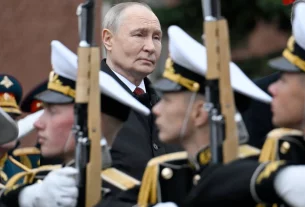 Володимир Путін на параді проходить військовий стрій
