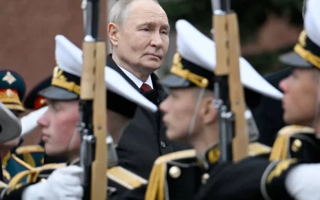Володимир Путін на параді проходить військовий стрій