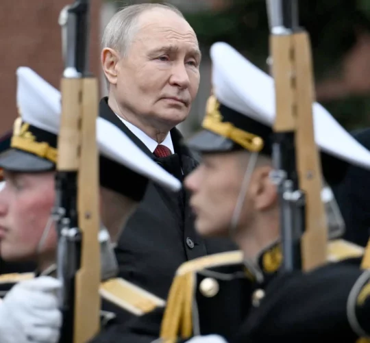 Володимир Путін на параді проходить військовий стрій