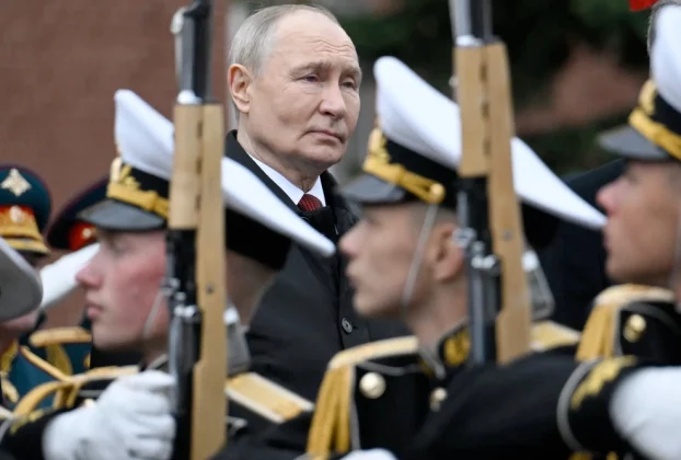 Володимир Путін на параді проходить військовий стрій