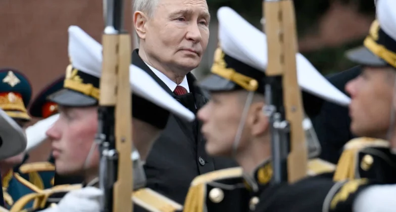Володимир Путін на параді проходить військовий стрій