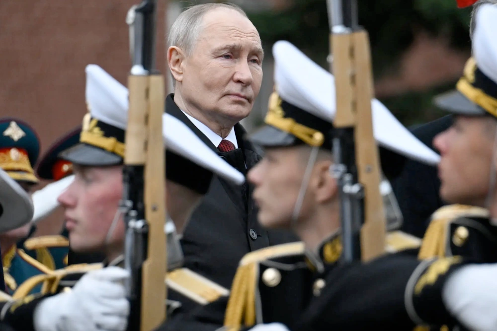 Володимир Путін на параді проходить військовий стрій