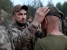 Український командир вручає своєму солдату берет за успішне закінчення курсу кадетів.