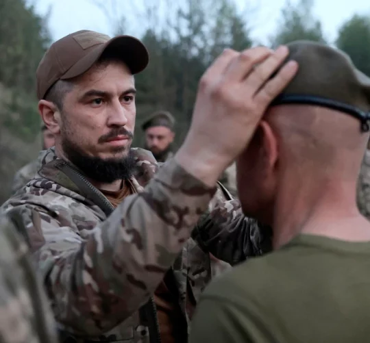 Український командир вручає своєму солдату берет за успішне закінчення курсу кадетів.