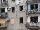 зруйновиний будинок без вікон та балконів у місті Дніпро, Україна