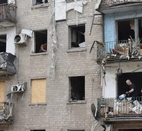 зруйновиний будинок без вікон та балконів у місті Дніпро, Україна