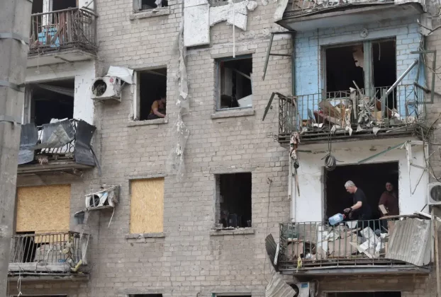 зруйновиний будинок без вікон та балконів у місті Дніпро, Україна