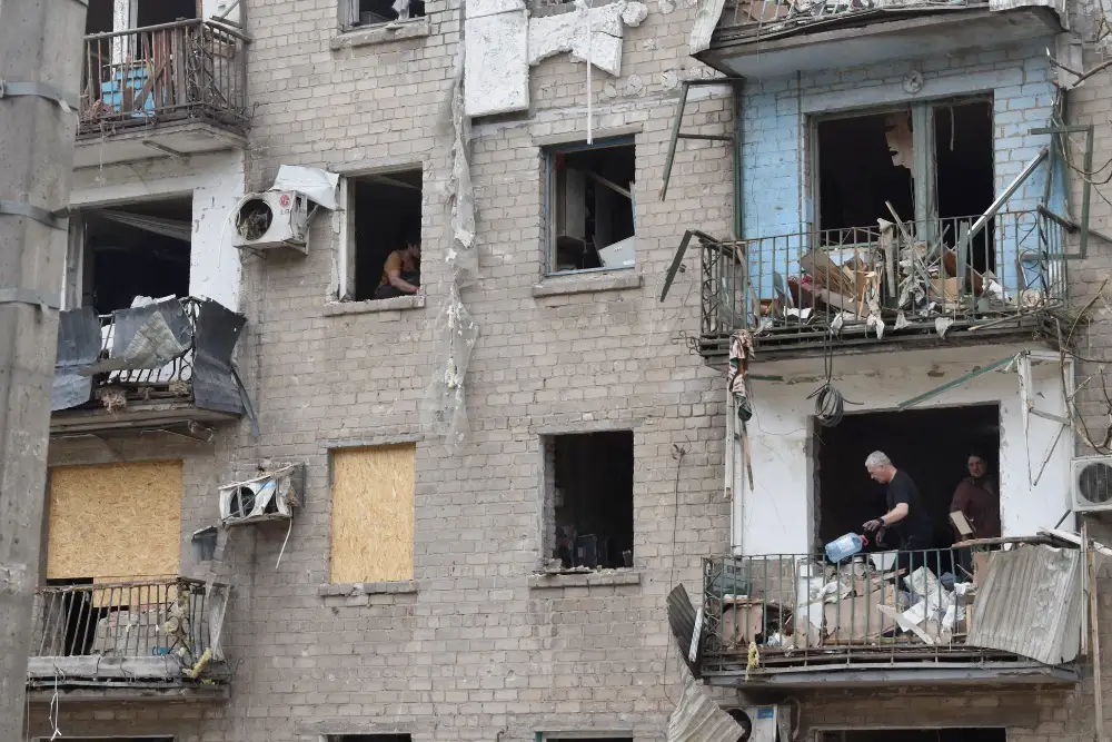 зруйновиний будинок без вікон та балконів у місті Дніпро, Україна