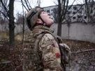 український військовий дивиться у небо чі є там дрони