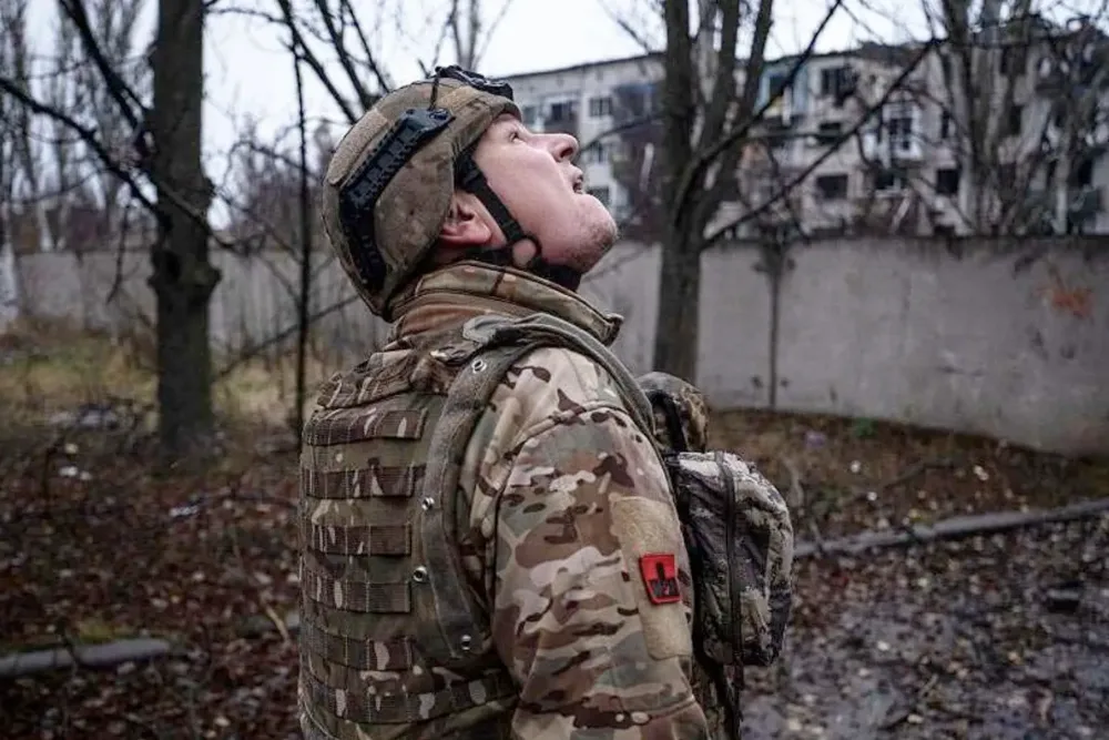 український військовий дивиться у небо чі є там дрони