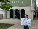Українська протестувальниця перед закритим російським павільйоном у день офіційного відкриття Бієнале для публіки