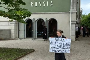 Українська протестувальниця перед закритим російським павільйоном у день офіційного відкриття Бієнале для публіки