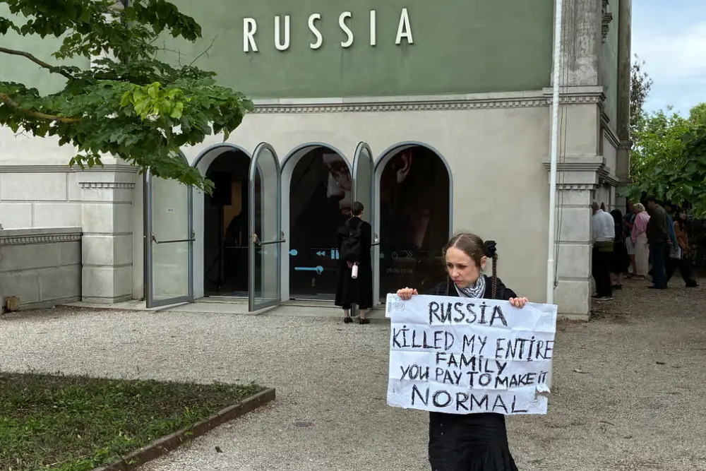 Українська протестувальниця перед закритим російським павільйоном у день офіційного відкриття Бієнале для публіки