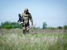 Український військовий тримає у руці дрон-перехоплювач