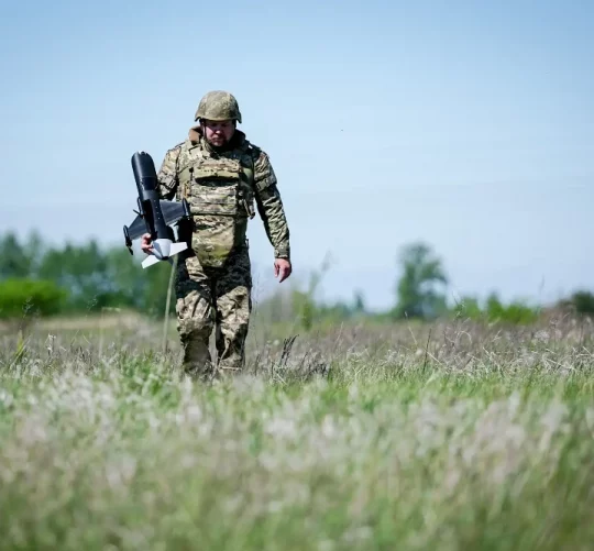 Український військовий тримає у руці дрон-перехоплювач
