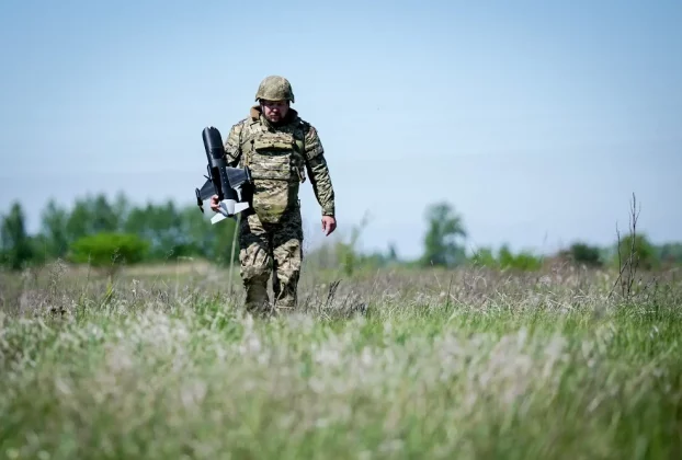 Український військовий тримає у руці дрон-перехоплювач
