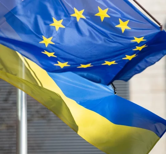 прапори України та ЄС