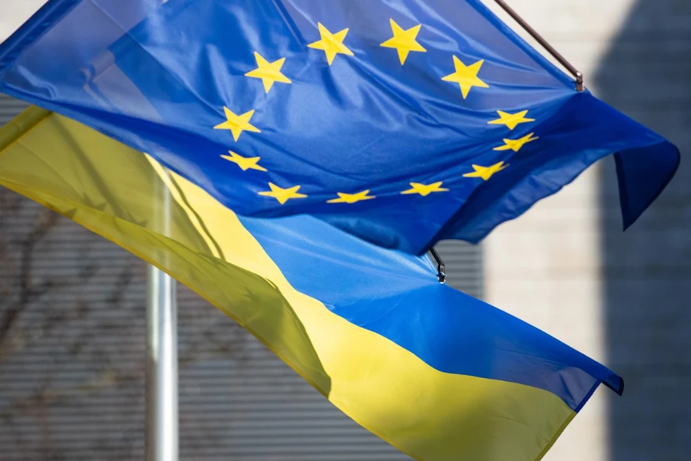 прапори України та ЄС