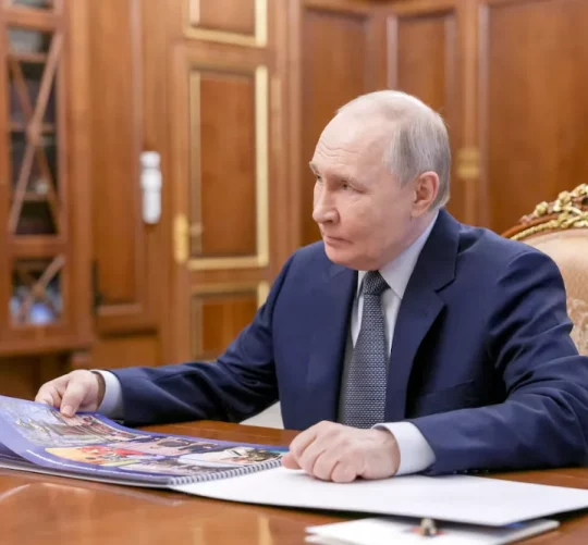 Президент Росії Володимир Путін зустрічається з главою Республіки Мордовія Артьомом Здуновим у Кремлі в Москві, Росія, 4 травня 2026 року