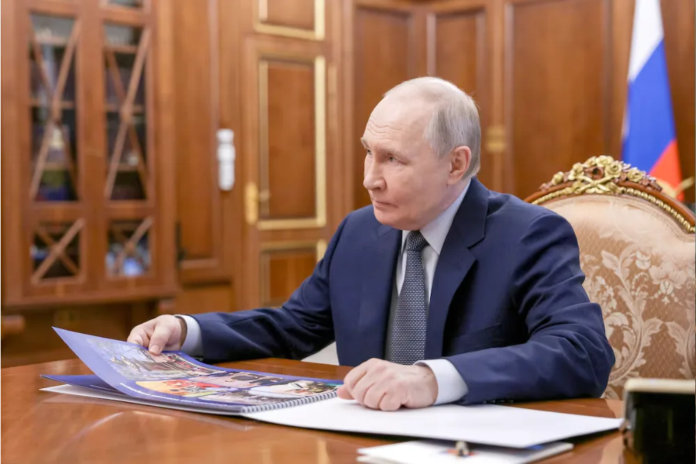Президент Росії Володимир Путін зустрічається з главою Республіки Мордовія Артьомом Здуновим у Кремлі в Москві, Росія, 4 травня 2026 року