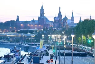 Військові підрозділи марширують уздовж набережної Москви під час репетиції військового параду в Москві 4 травня