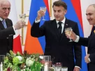 Президент Вірменії Ваагн Хачатурян, президент Франції Еммануель Макрон і прем'єр-міністр Вірменії Нікол Пашинян піднімають келихи під час державного обіду на честь французького лідера в президентському палаці в Єревані 4 травня 2026 року