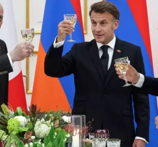 Президент Вірменії Ваагн Хачатурян, президент Франції Еммануель Макрон і прем'єр-міністр Вірменії Нікол Пашинян піднімають келихи під час державного обіду на честь французького лідера в президентському палаці в Єревані 4 травня 2026 року