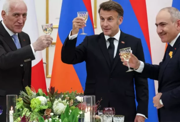 Президент Вірменії Ваагн Хачатурян, президент Франції Еммануель Макрон і прем'єр-міністр Вірменії Нікол Пашинян піднімають келихи під час державного обіду на честь французького лідера в президентському палаці в Єревані 4 травня 2026 року