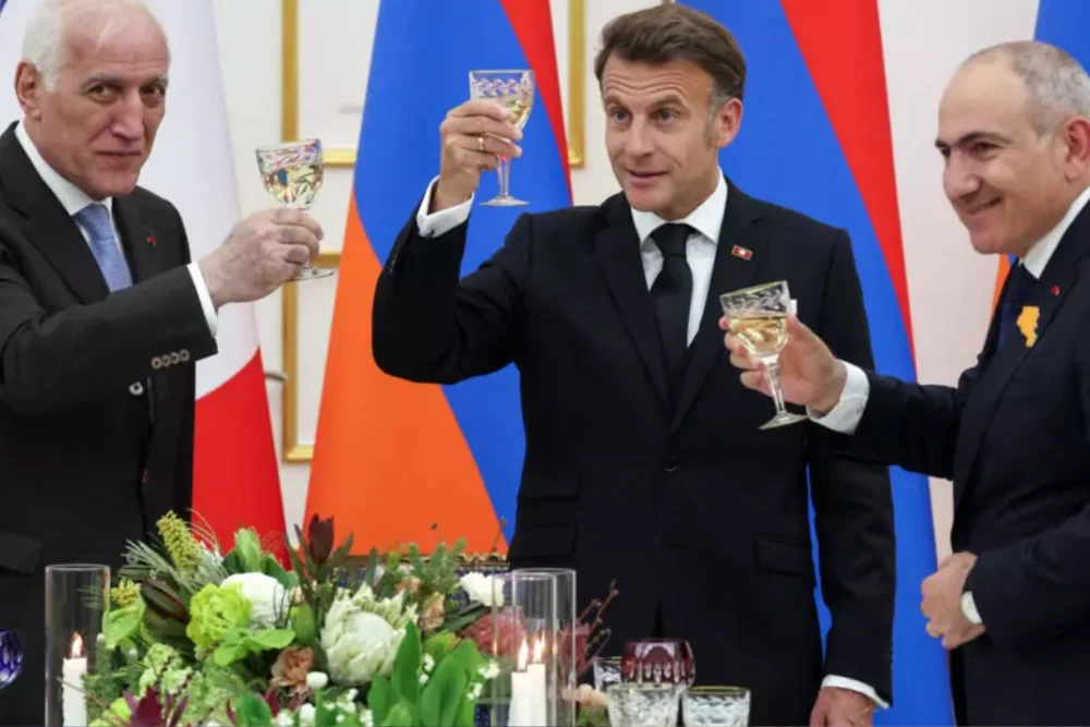Президент Вірменії Ваагн Хачатурян, президент Франції Еммануель Макрон і прем'єр-міністр Вірменії Нікол Пашинян піднімають келихи під час державного обіду на честь французького лідера в президентському палаці в Єревані 4 травня 2026 року