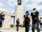 Навіть у четвертий рік російського вторгнення в Україну берлінська поліція повинна забезпечити гідне вшанування завершення Другої світової війни