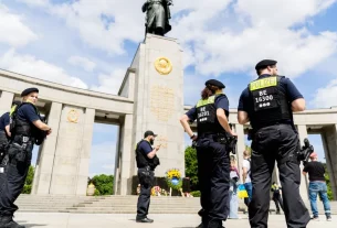 Навіть у четвертий рік російського вторгнення в Україну берлінська поліція повинна забезпечити гідне вшанування завершення Другої світової війни