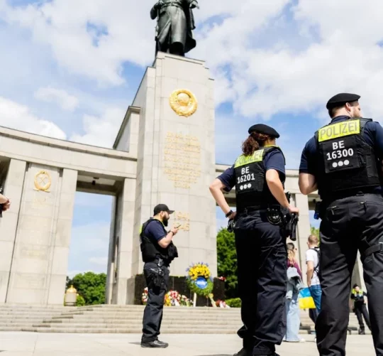 Навіть у четвертий рік російського вторгнення в Україну берлінська поліція повинна забезпечити гідне вшанування завершення Другої світової війни