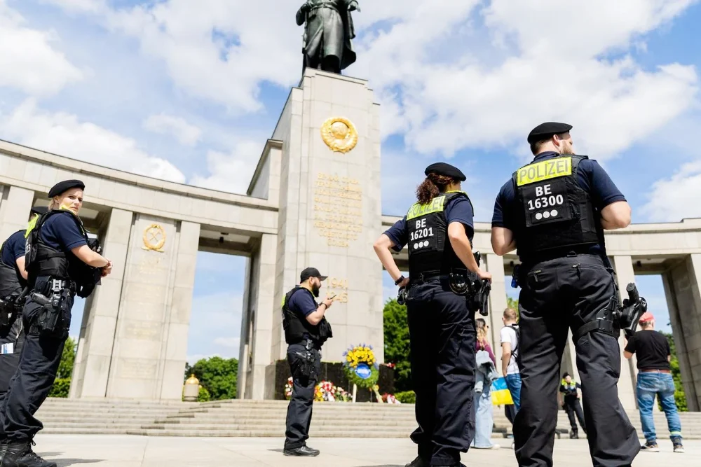 Навіть у четвертий рік російського вторгнення в Україну берлінська поліція повинна забезпечити гідне вшанування завершення Другої світової війни